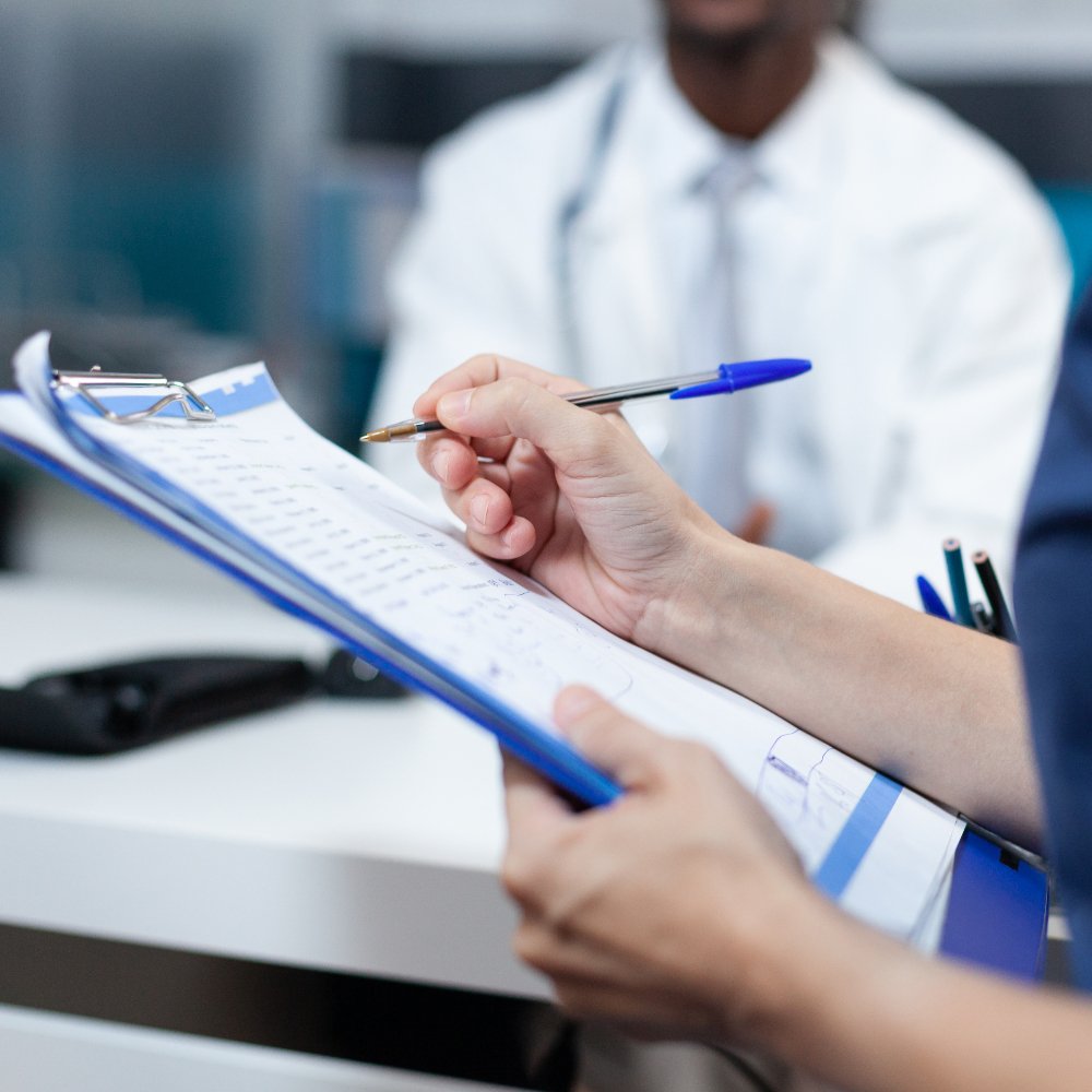 Close-up de mulher segurando prancheta em ambiente médico