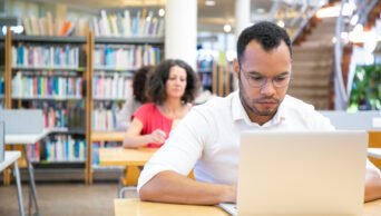 Homem adulto estuda em biblioteca Image by pch.vector on Magnific