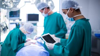 Surgeon using digital tablet in operation theater of hospital. Foto: wavebreakmedia_micro/Magnific.com