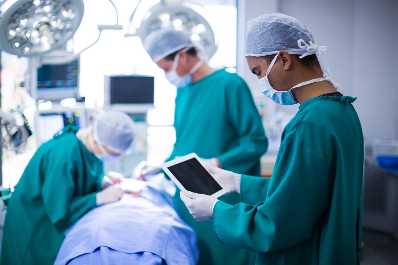 Surgeon using digital tablet in operation theater of hospital. Foto: wavebreakmedia_micro/Magnific.com